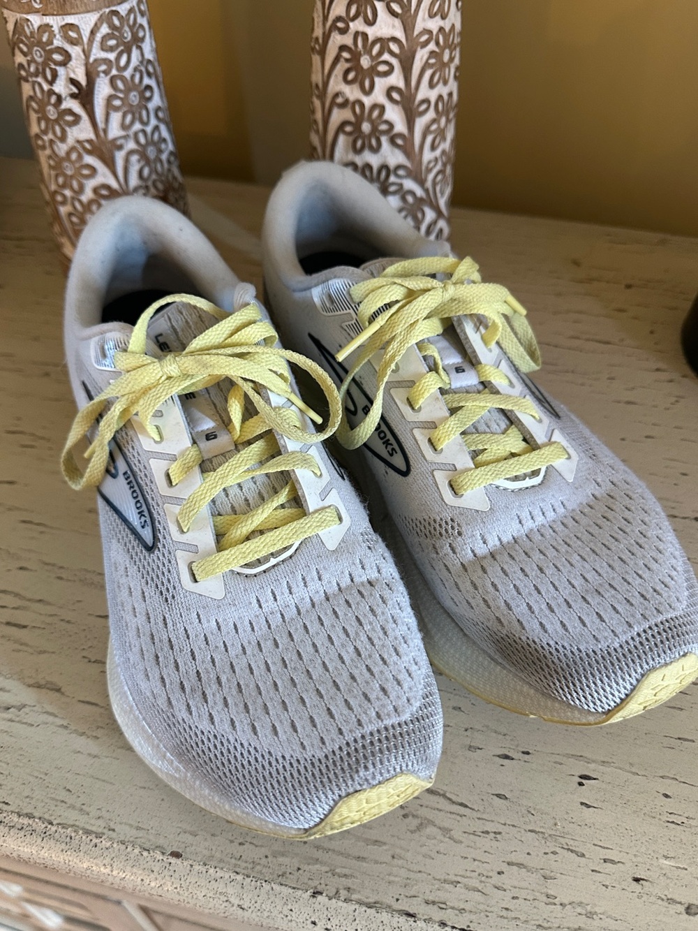 Brooks Levitate 6 Womens Running Shoes Sneakers White Black Yellow size 9